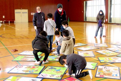 1枚のカルタに6人の子どもたちが……でも、小さい子優先で譲り合っていました