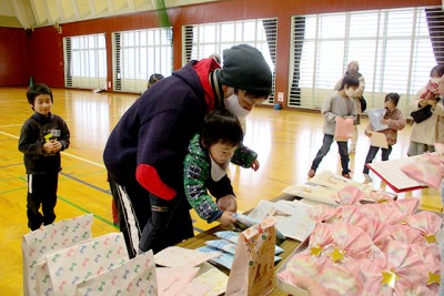 大小それぞれの袋に入っている宝物は何かな？それは開けてからのお楽しみ！