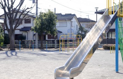 子供たちが遊ぶ公園遊具