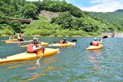 カヌーで湖をツーリングする活動