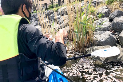 カヌーに乗った川の清掃活動