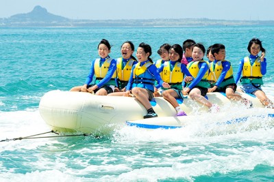 沖縄で子どもたちがバナナボートを楽しむ姿