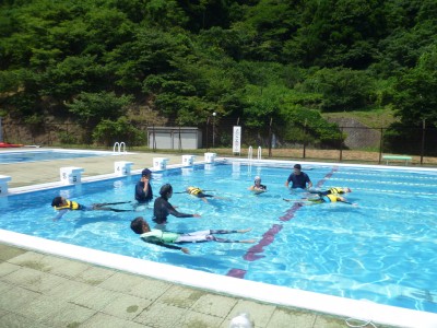 海に行く前にプールで水辺の安全学習