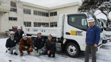 被災地へ向かうダンプ