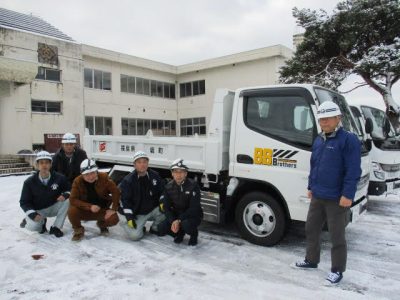 被災地へ向かうダンプ