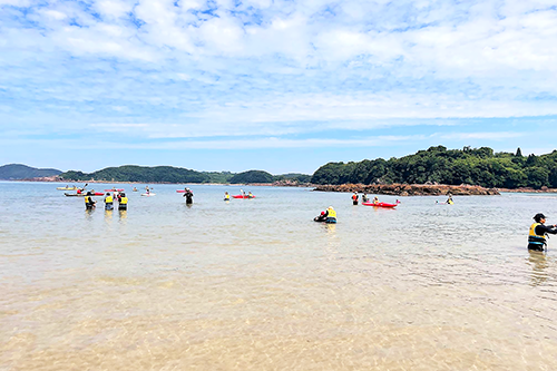 遠浅の海岸でカヤック体験会