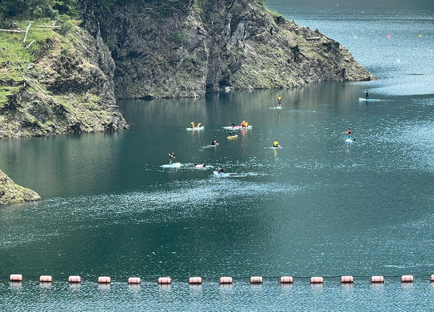 SUPとカヌーを楽しむ参加者たち（ダム上から撮影）