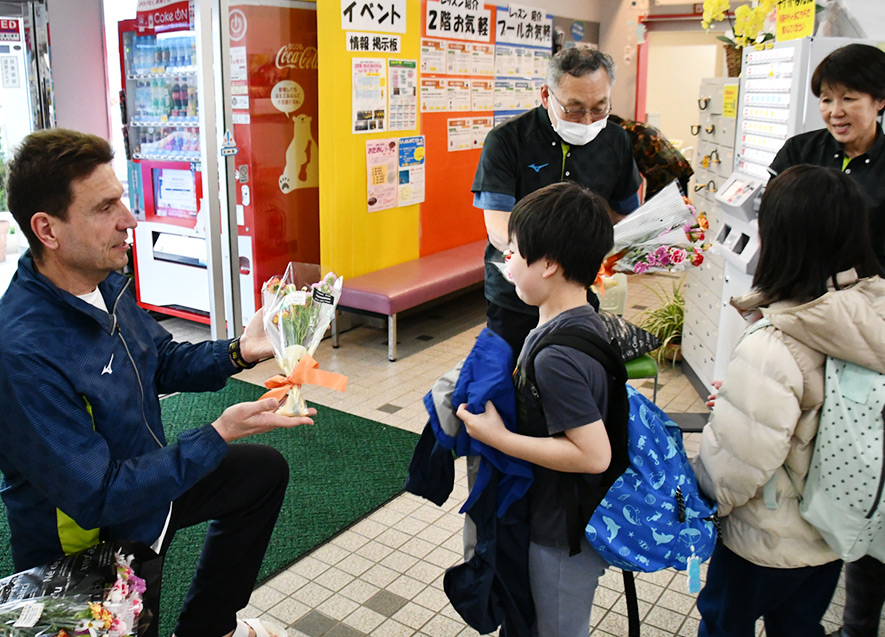 子どもたち一人ひとりに花束が贈られた。