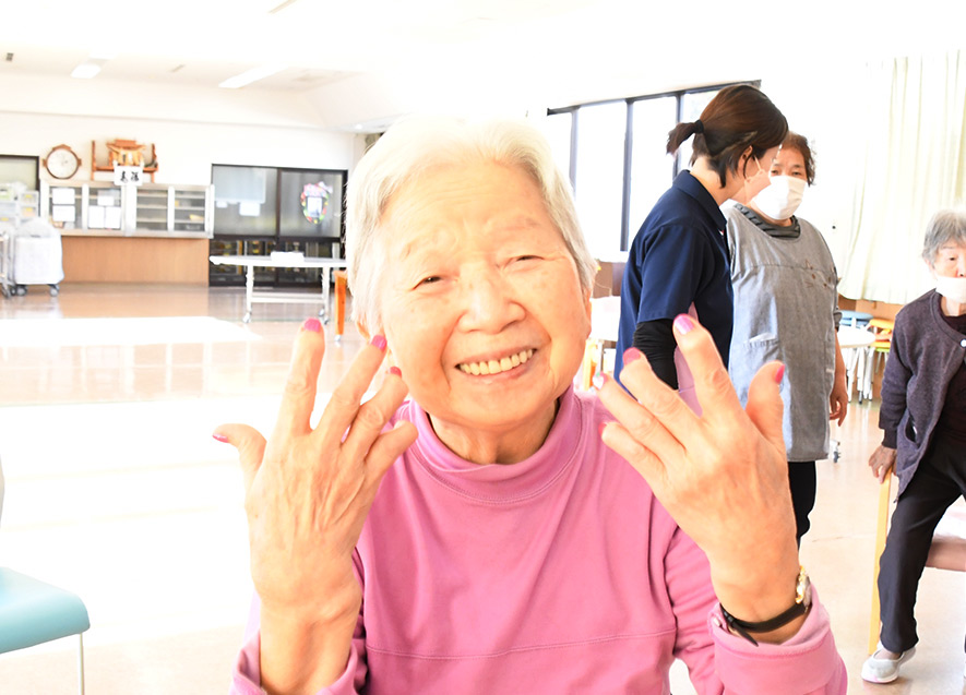 92歳で初めてのマニュキアを経験！