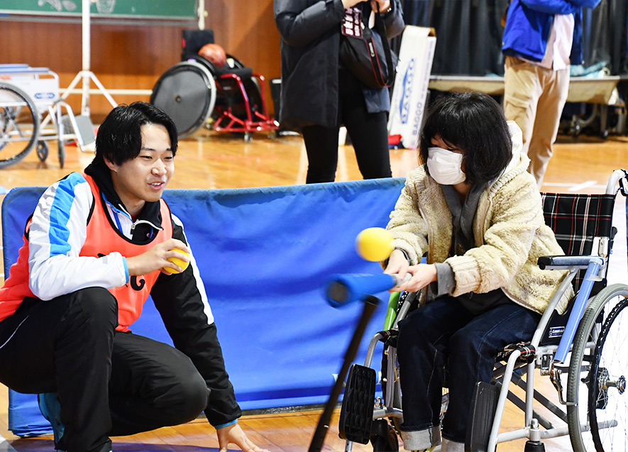 車椅子でも楽しめるティーバッティングを体験