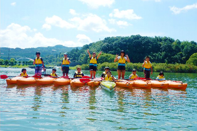 木曽川でカヌーを楽しむ児童養護施設の子供たち