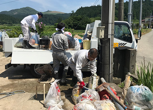 災害廃棄物の搬出でスライドダンプを稼働