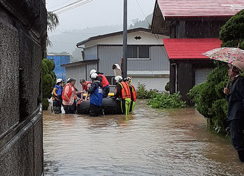 浸水家屋の住民救助で救助艇が活躍