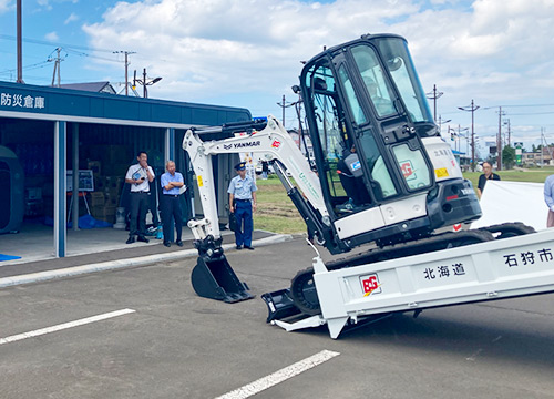 北海道石狩市の防災倉庫。市役所の敷地内に整備し、毛布などの避難所グッズを保管