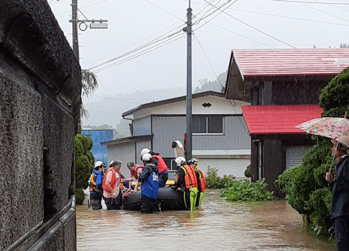 豪雨災害で被災した秋田県男鹿市の救助風景