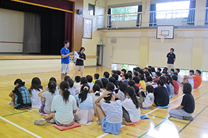 紙芝居で海や川の危険などについても学びます