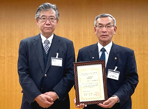 埼玉県幸手市 木村純夫市長（右）、B&G財団 古山透常務理事（左）