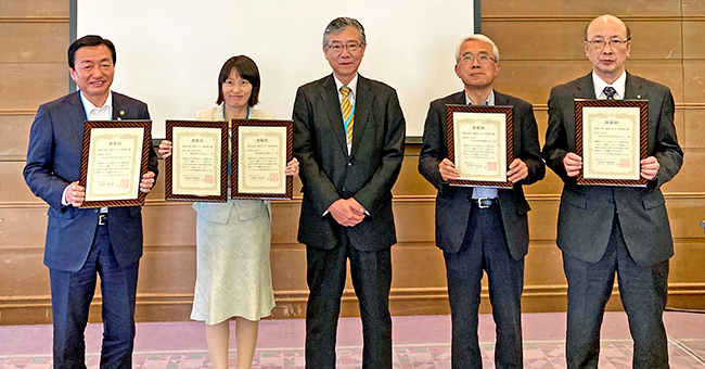 左から高松市 大西市長、徳島市 内藤市長、B&G財団 古山常務理事、三木町 森教育長、
                                阿南市 坂本教育長
                                