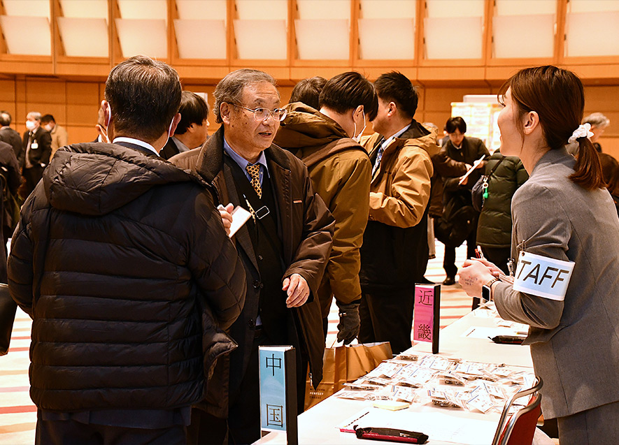 受付を行う出席者
