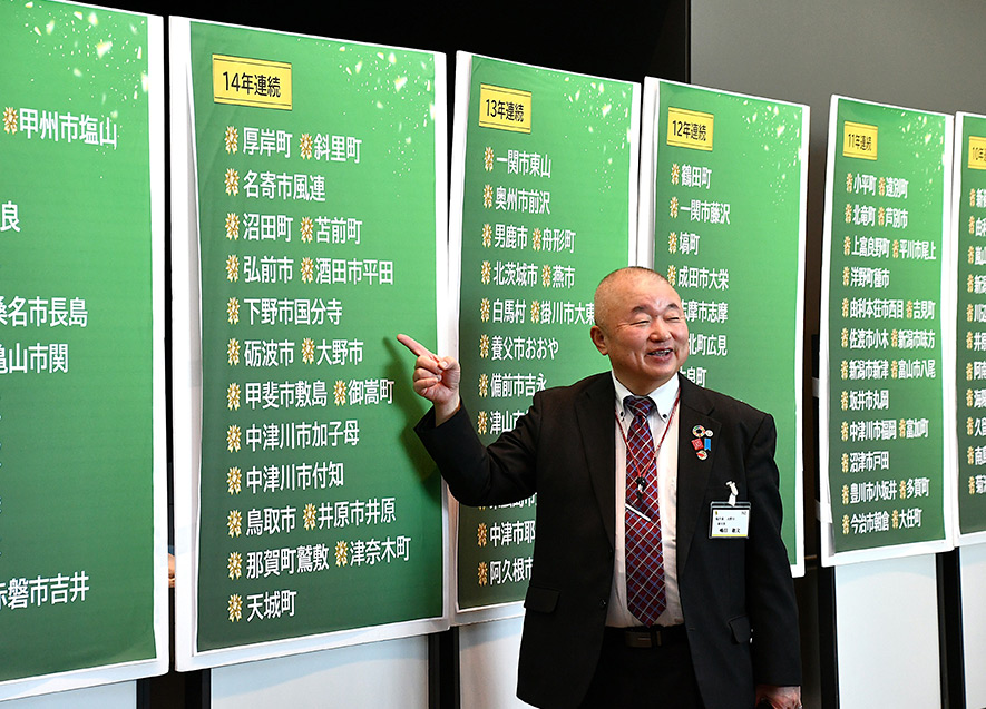 表彰パネルの前で一枚