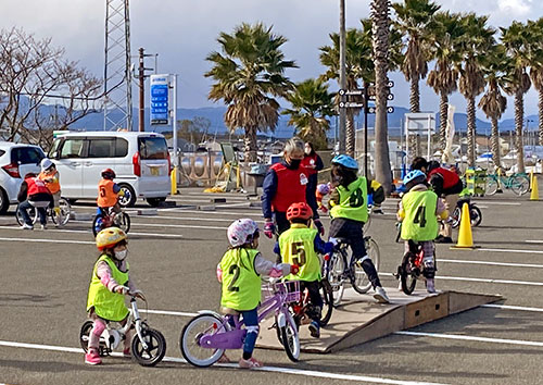 自転車を体験する子ども達