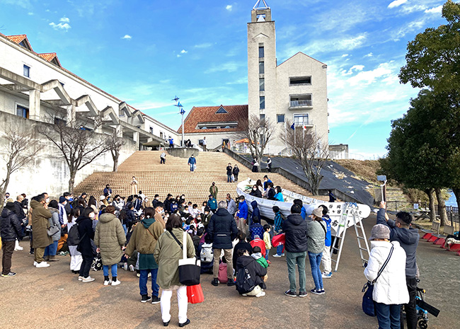 東海地方の祝いの風習「菓子まき」も行われ、イベントを盛り上げました