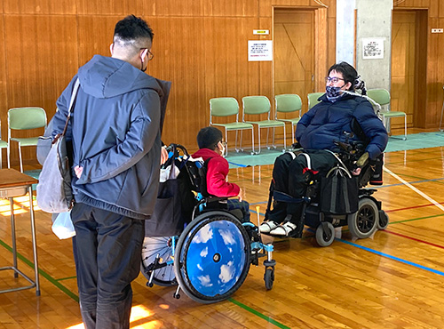 車いすの子どもにボッチャを指導
                                    する北澤選手（写真右）
                                    