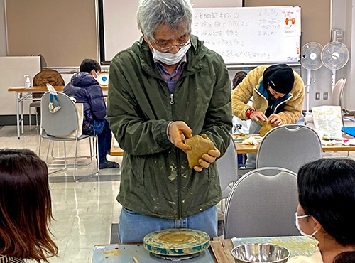 手ひねり技法ではにわ作りに挑戦