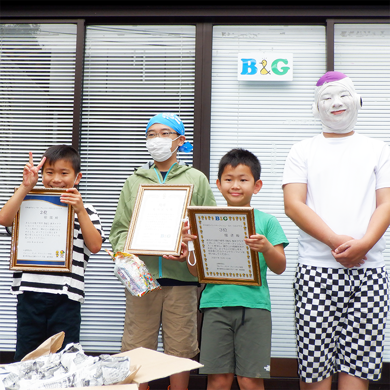 ご当地スター”ピーマンさん”(右端)も記念
撮影に飛び入り参加
