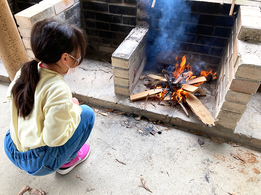 焼き芋ができるまで、焚き火の管理も子どもたちが行います