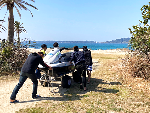 水上バイクをビーチへ移動