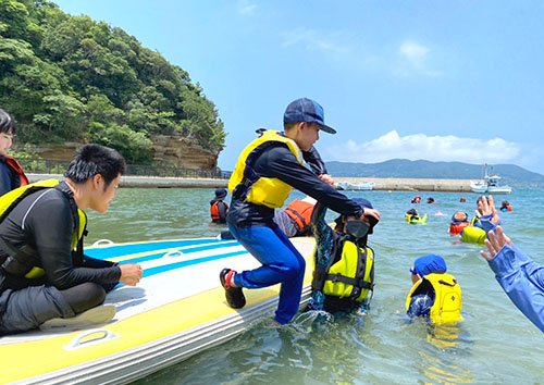 ビッグSUPを浮島にして海水浴