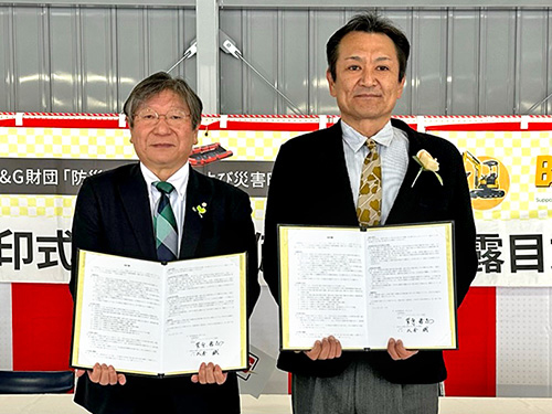 協定書を取り交わした大屋町長（左）とB&G財団 菅原理事長（右）