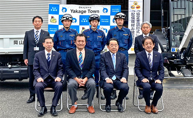 山岡町長（前列右から２番目）、菅原理事長（前列右から３番目）