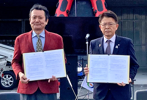 協定書を取り交わしたB&G財団 菅原理事長（左）と手嶋町長（右）