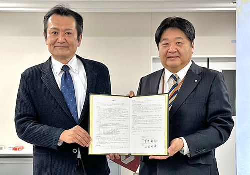 協定書を取り交わしたB&G財団 菅原理事長（左）と、山田町長（右）
