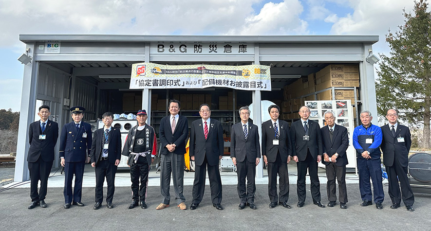 伊藤市長（右から7番目）、菅原理事長（右から8番目）