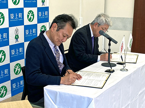 協定書を取り交わしたB&G財団 菅原理事長（左）と、新川町長（右）