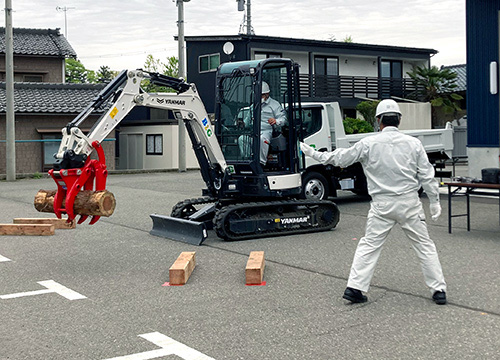 油圧ショベルの実演