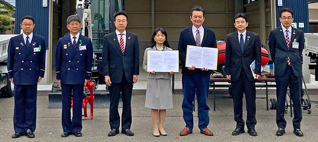 菅原理事長（前列右から3番目）、石山市長（前列右から4番目）