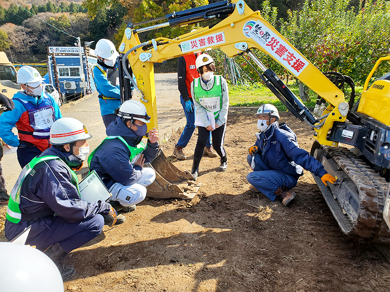 ゴムクローラーの脱着について説明する山本講師