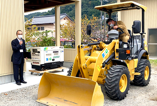 ホイルローダーと大型発電機