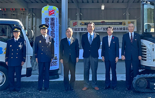 左から、大沢消防署長、大粒来消防長、遠藤市長、菅原理事長、沢里副市長、後教育長