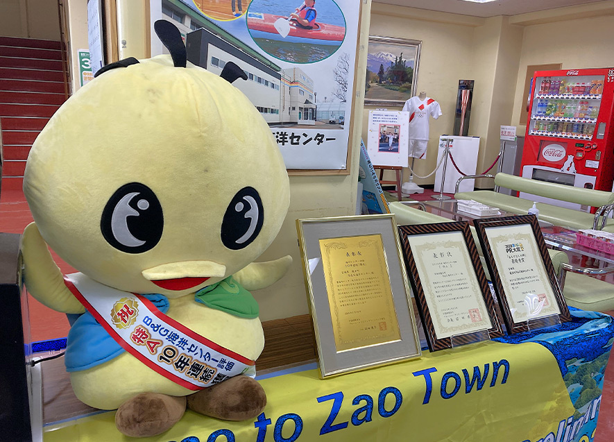  
											10年連続「特A評価」盾と特大のぬいぐるみも展示されている