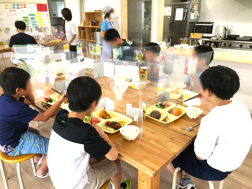 栄養バランスを考慮した温かい食事を提供