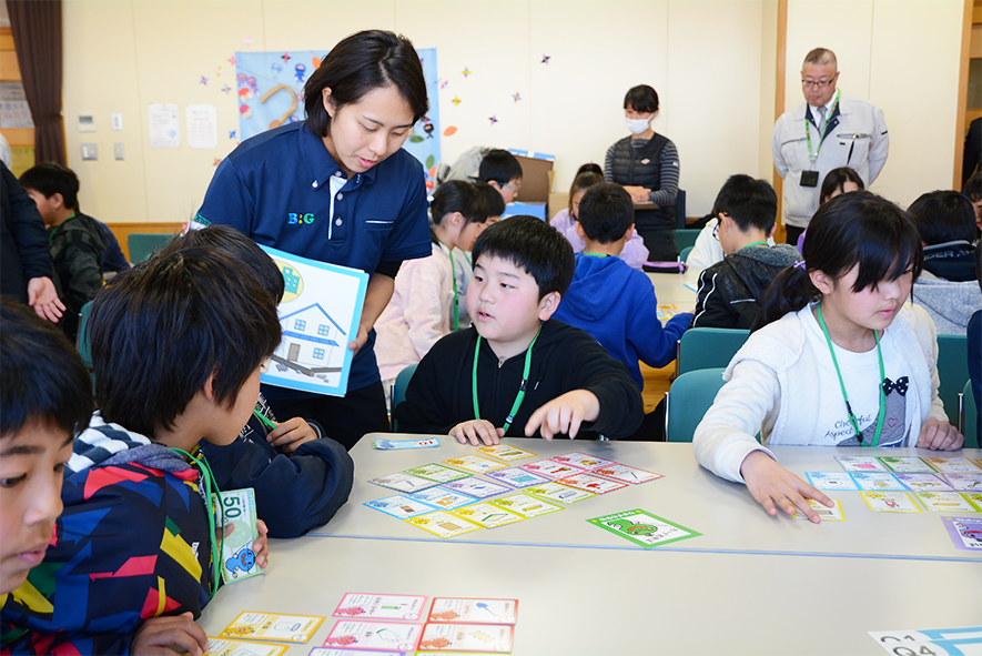 B＆G財団では過去に防災教育も実施しています。防災カードゲームの様子。地域の子供たちの笑顔にも貢献したい！