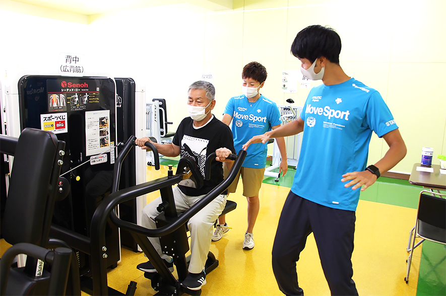 運動指導を行う地域おこし協力隊の河嶋さん（写真中央）と堅田さん（写真右）