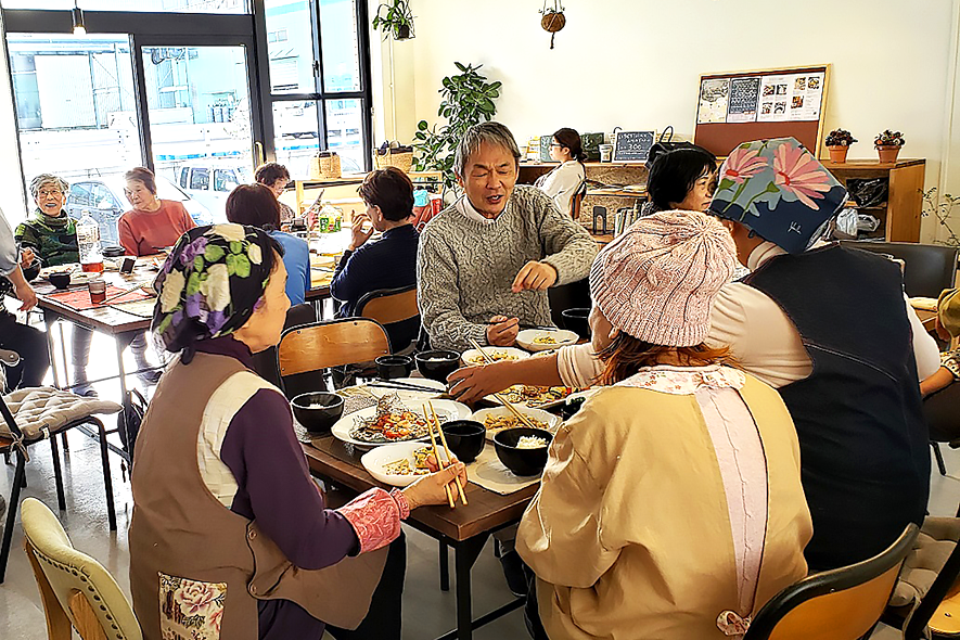 チャレンジカフェ。日替わりで個性豊かなお店とメニューが楽しめる