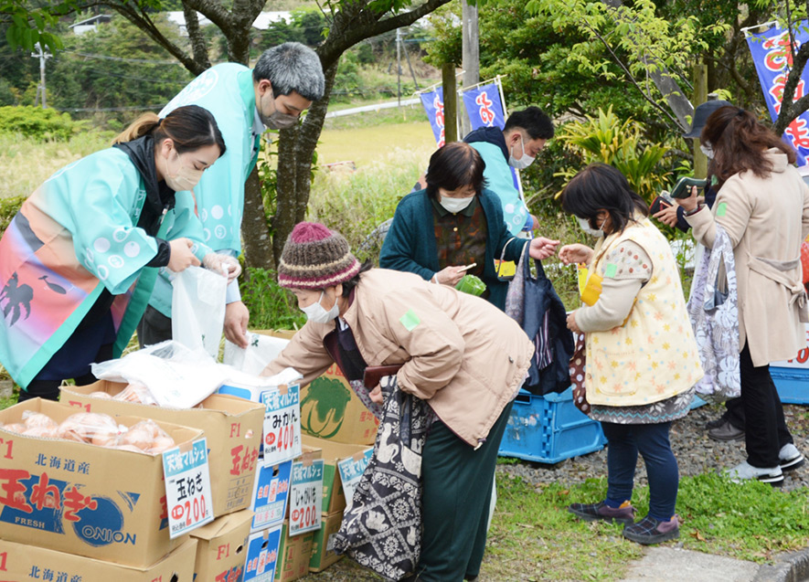 開催日には多くの買い物客で賑わう