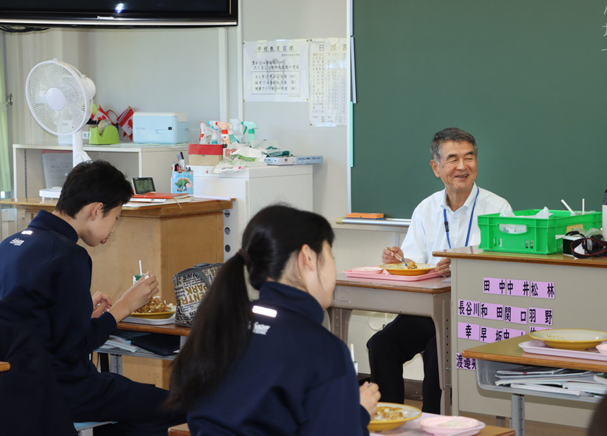 教育長も生徒と一緒にランチ